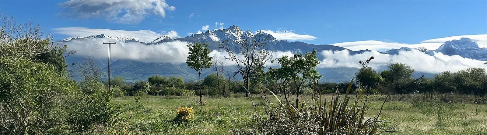 Imagen de la sierra de fondo